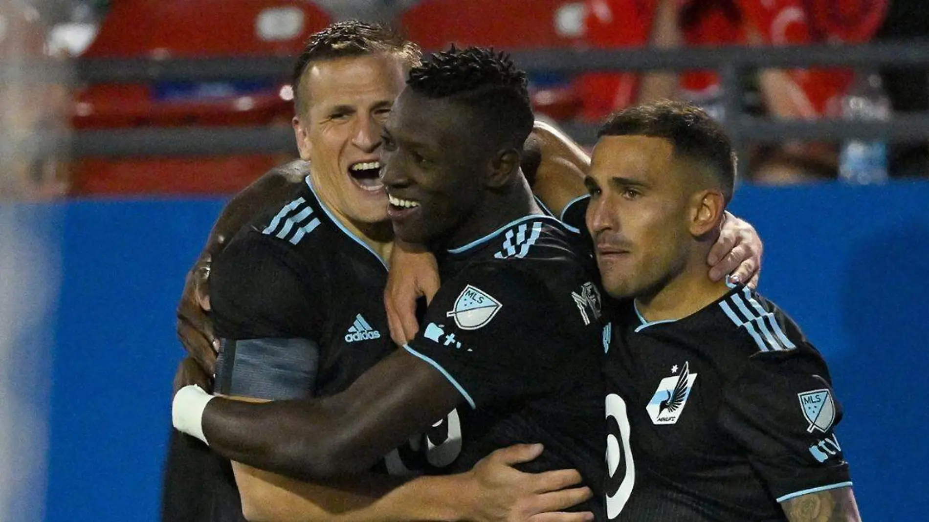 Ménder García (28) y Franco Fragapane (7) celebran un tanto del Minnesota